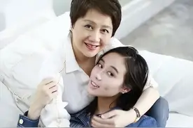 撞脸利智，被赌王称赞“美到不得了”，何超欣的颜值被高估了吗？图片