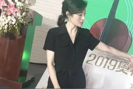 周涛终于换风格，穿黑色连体裤最少年轻20岁，扎起低马尾太减龄图片