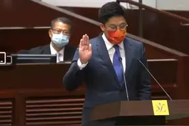 霍启刚宣誓就职！2次重要场合均佩戴郭晶晶送的领带，爱国又爱家图片