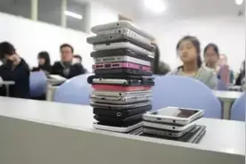 大学上课要上缴手机，合适吗？图片