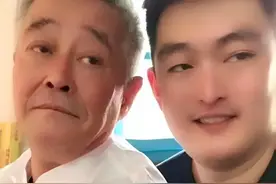 网传赵本山儿子直播违反规定？边抽烟边喝茶，放话：我家不愁钱花图片