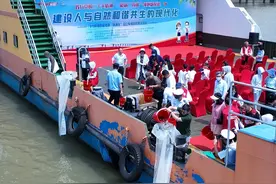 南通崇川区在轮渡上普法护长江，8人受聘“生态环境社会观察员”图片