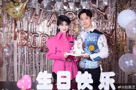 赵雅芝晒照庆祝69岁生日，穿粉色上衣配黑丝妆容精致，35岁儿子罕见出镜被评“站一起像姐弟”图片