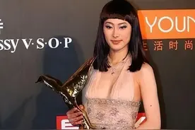 梁洛施换发型像换了个人，齐刘海搭配低胸束腰裙，都快认不出来了图片
