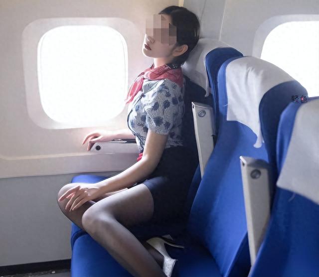 空姐机舱内穿情趣内衣拍照，发布称：超级舒服！网友：全脱算了