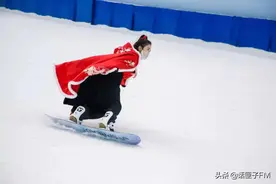 穿着汉服还能滑雪？没想到汉服已经火到了国外，老外都看呆了图片