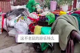 8旬老人捡垃圾堆满楼道，邻居：他无法沟通，我感觉对生活失去了希望图片