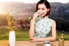 案例：安徽19岁女孩勾引老板，遭原配殴打后裸跪求饶：再也不敢了图片