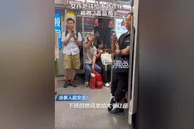 女孩给大爷让座被赠2盒蓝莓，当事人：我也回赠了芒果，快节奏生活里遇到这种事很暖心图片