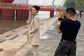 董卿穿布鞋在街边摆拍！五五身材跟普通家庭妇女无异，但也有气质图片