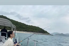 刘銮雄20岁女儿出海度假！乘4000万游艇垂钓，侧脸颜值出众图片