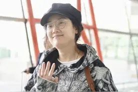 “凤凰传奇”玲花走机场，素面朝天手拎保温杯，中年女人真实模样图片