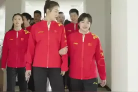 可爱!全红婵搂着陈梦变人形挂件,扮鬼脸逗梦姐笑,干爸马龙晾一边图片