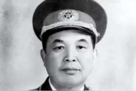 开国中将离家参军20载，建国后寻找母亲，却发现母亲正在路边乞讨图片
