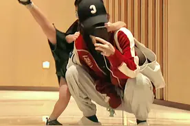 赵丽颖晒出跟儿子合影，母子穿搭潮范十足，想想穿百元运动鞋图片