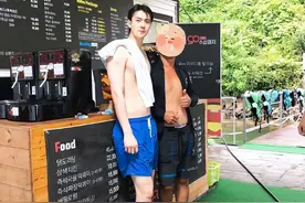 吴世勋水上乐园游玩照曝光 皮肤白亮清爽帅气图片