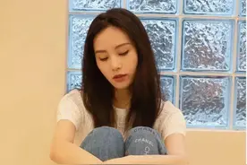 刘诗诗长发披肩，白色针织短袖，蓝色牛仔裤和渔夫鞋，慵懒又优雅图片