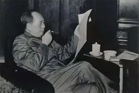 伟人抽烟趣事：毛主席爱抽雪茄，刘少奇抽便宜烟，邓小平被递条子图片