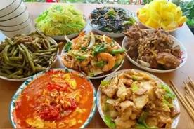 东北小伙头次相亲，花3小时做了一桌菜，菜上桌女孩一口没吃走了图片