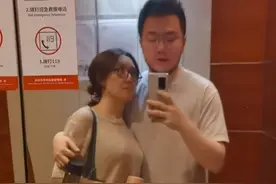 巴图晒家庭日常，小儿子露正脸像奶奶宋丹丹，与哥哥颜值差距大图片