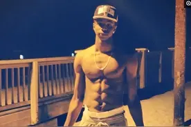 帅气的腹肌！威金斯拥有巧克力腹肌，戈登腹肌饱满如同搓衣板图片