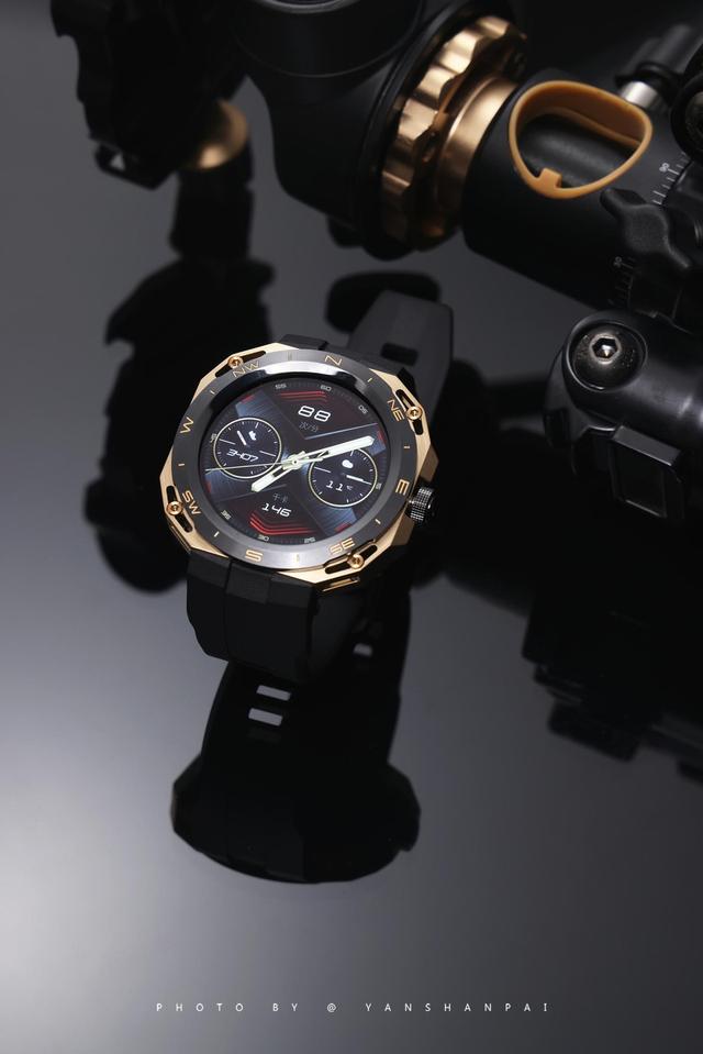 �ܴ�һ���̫���ģ���Ϊ�׿�ɻ����������ֱ�WATCH GT Cyber����