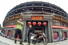 马来西亚退休夫妇摩旅中国 留恋广西三江侗族文化图片