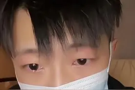 爆红后却成“无业游民”，淄博鸭头小哥被逼关店气到落泪图片