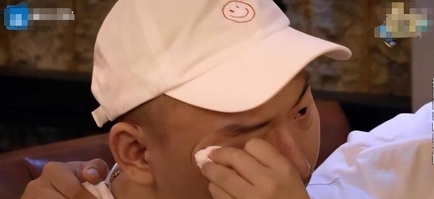 浴缸陪睡、助理手接口水、“跪式服务”，这些明星哪来的优越感？