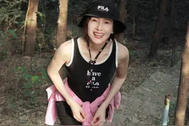 高圆圆分享爬山美照，身材窈窕似少女，手戴婚戒力证感情甜蜜图片