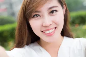 女人喜欢上你了，就会对你发出一些暗示，想让你知道图片