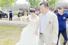 58岁网红“宝庆”北京举行大婚！各路老炮儿齐聚，景岗山谢东献唱图片