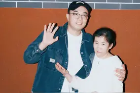 “两岁”妈妈离不开32岁儿子，洗澡睡觉都要儿子在身边，究竟为何图片