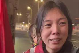 女子带两娃摆摊后续，身份曝光老公自杀，二婚被赶出门，本人回应图片