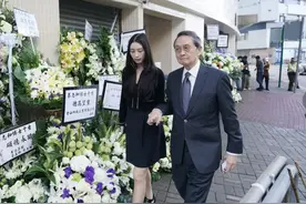 何超欣22岁闺蜜现身吕志和葬礼，父亲是李泽楷心腹，父女牵手入场图片