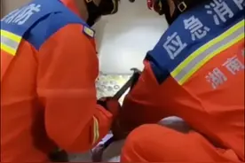 湖南常德 一女子的金项链不慎掉进便池，伸手去捡时被卡住手臂无法动弹报警求助图片