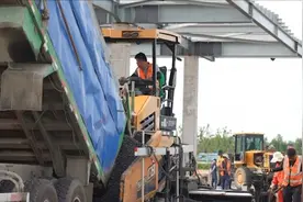 宿连高速公路建筑工：脚踩沥青头顶烈日 用汗水浇筑每一寸路面图片