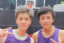 邓超晒和鹿晗打篮球合照，穿同款球衣摆同款pose自称年龄相仿：从各种维度来看都是年龄相仿的人啊图片