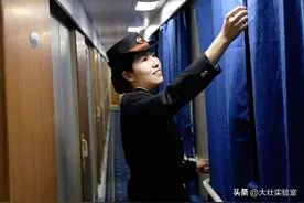 火车的秘密:为何乘务员晚上要强制拉窗帘，火车还会停在半路上?图片