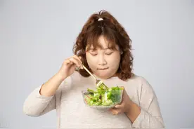 晚上饿了，吃什么不长肉？避开3种发胖食物，多吃这几种食物图片