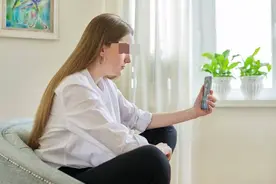 儿媳出差，婆婆打骂孙女，遭儿媳怒怼，她甩出4000元，摔门而去！图片