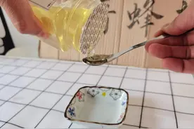 蜂蜜和白醋混一混，让女人的手更白皙图片