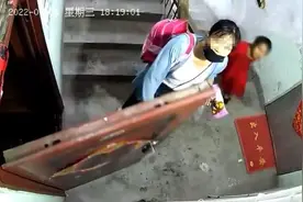 警方回应网传“母女被穿雨衣男子拖入房内”：事发地还在核实图片