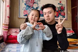 王晨正终于接到了小丫头！模样和妈妈如饼印，疑似已在西安生活图片