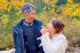 老汉捡破烂养育弃婴，如今女儿年入百万，为报父恩卖公司尽孝图片