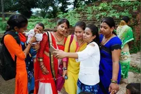 印度美女来我国旅游，看到垃圾桶里一样东西，直呼：你们好有钱呀图片