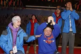 99年贵州缆车失事，韩红不顾反对收养孤儿，如今俩人感情超越母子图片