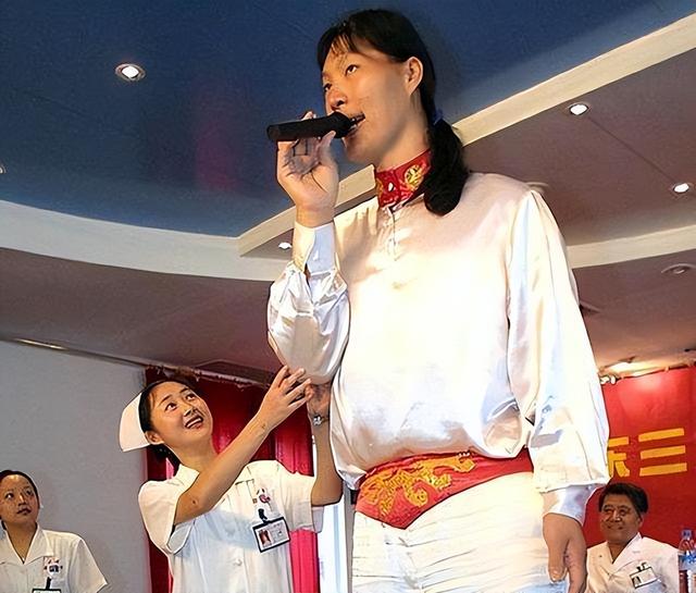 女巨人曾金莲:17岁身高247厘米,一顿饭吃2斤多,遗体40年没下葬