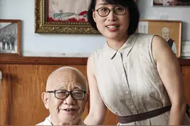 魏世杰让身边公派勤务员亮相央视，两人关系让人感动图片