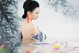 民间故事：漂亮寡妇在河边洗澡被鱼拖走，一年后回到村里图片